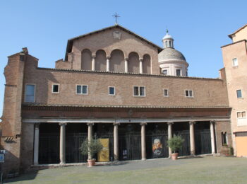 Basilica dei Santi Giovanni e Paolo, visione frontale